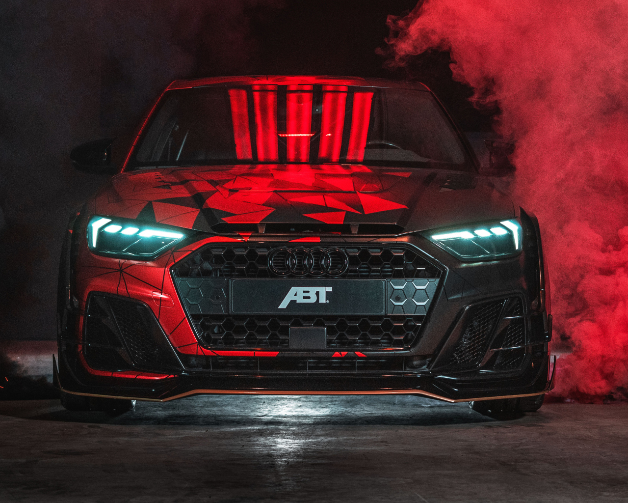 Автомобиль Audi A1 ABT Sportsline, 2019 года в красном дыму