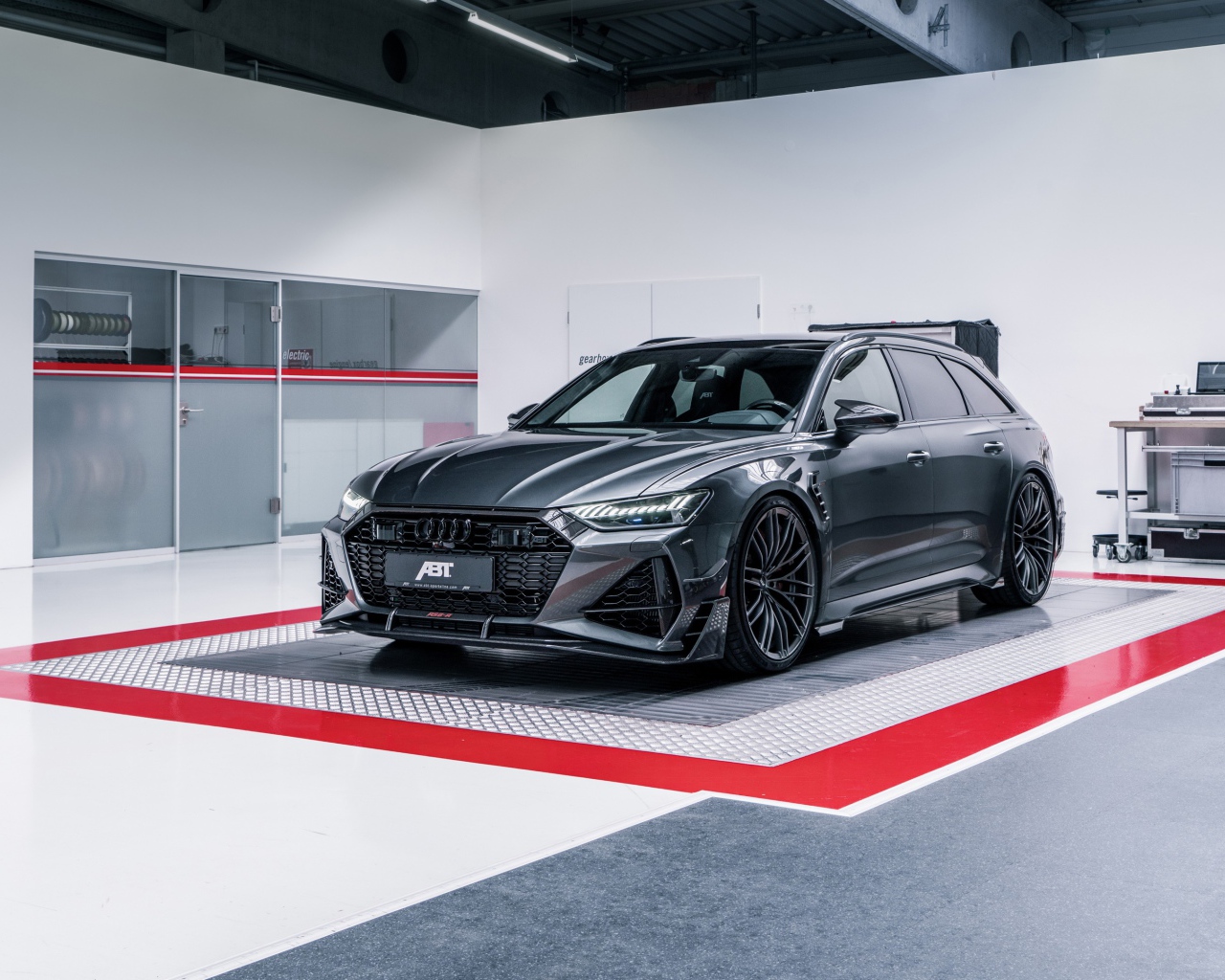 Автомобиль ABT RS6-R 2020 года в гараже 