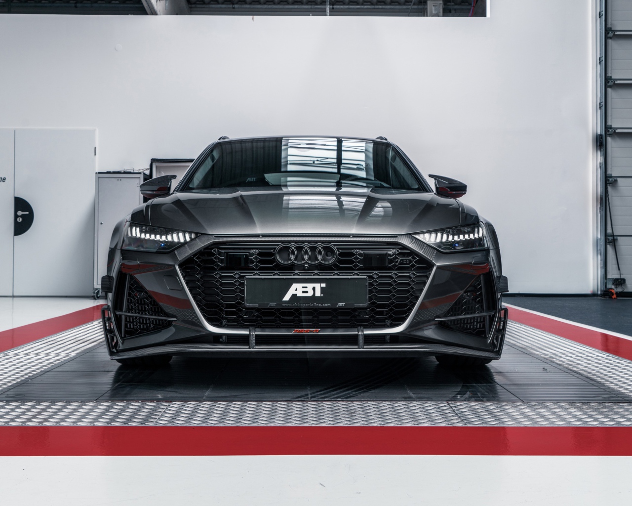 Автомобиль ABT RS6-R 2020 года в гараже вид спереди
