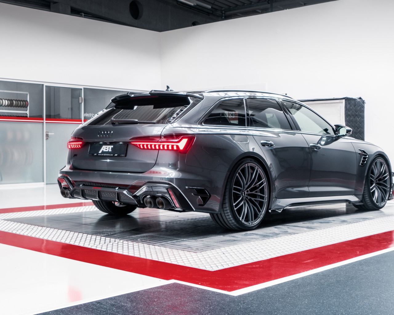 Автомобиль ABT RS6-R 2020 года вид сзади