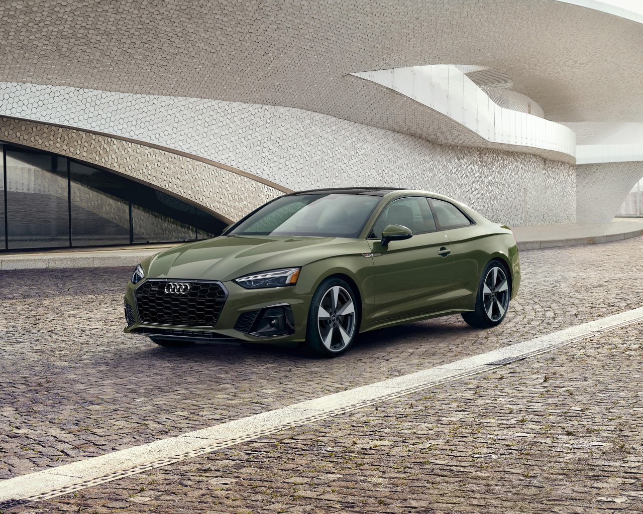 Автомобиль  Audi A5 Coupe 45 TFSI Quattro S Line 2020 года у здания 