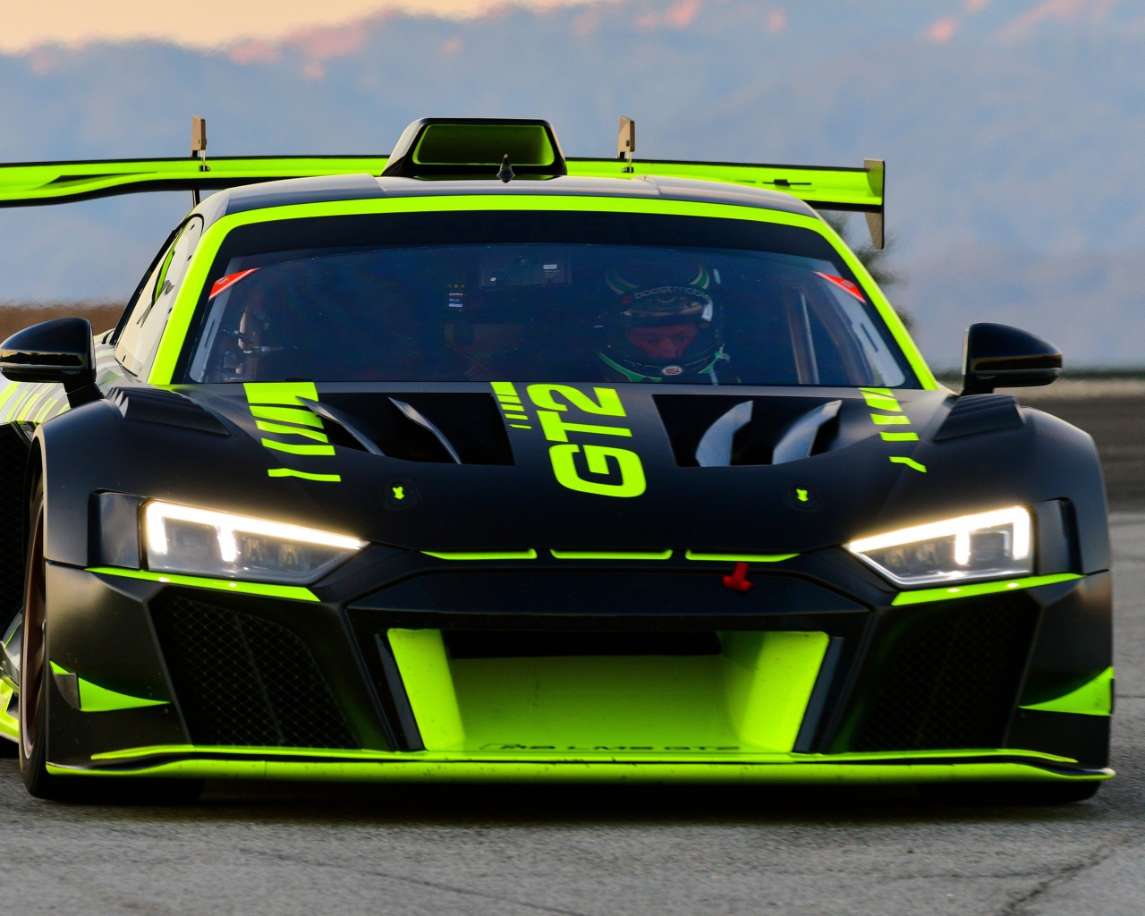 Гоночный автомобиль Audi R8 LMS GT2, 2020 года на трассе 