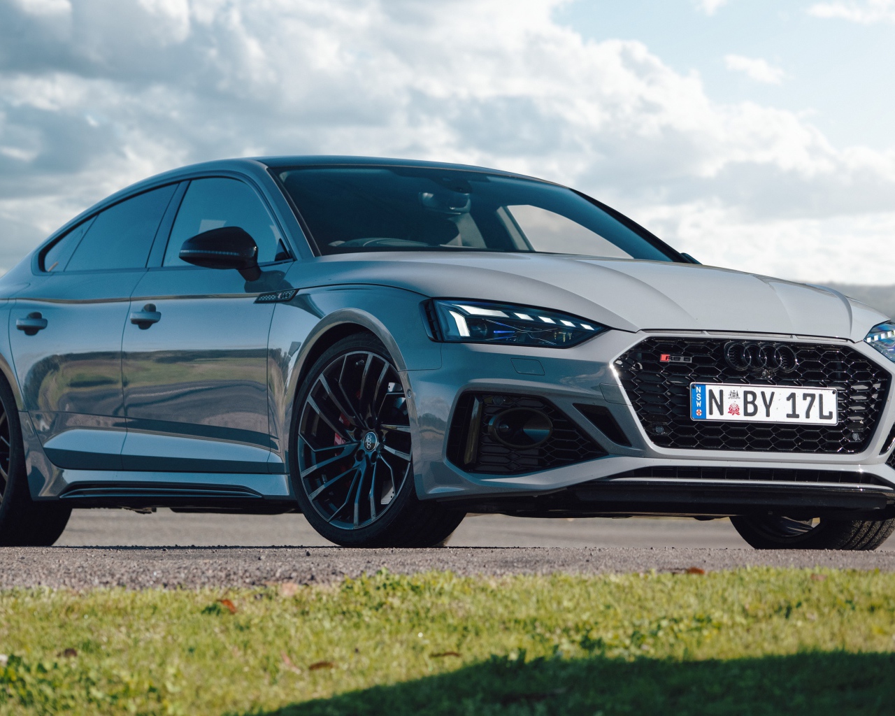Серебристый автомобиль Audi RS 5 Sportback 2020 года 