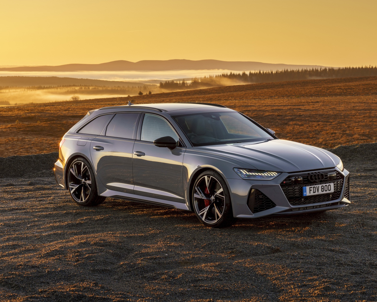 Автомобиль Audi RS 6 Avant 2020 года на фоне заката