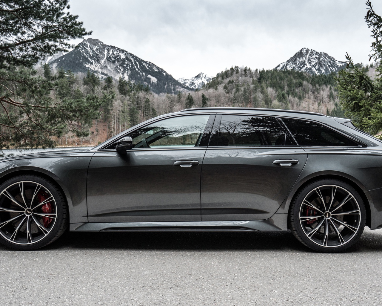 Автомобиль Audi RS 6 Avant 2020 года на фоне гор