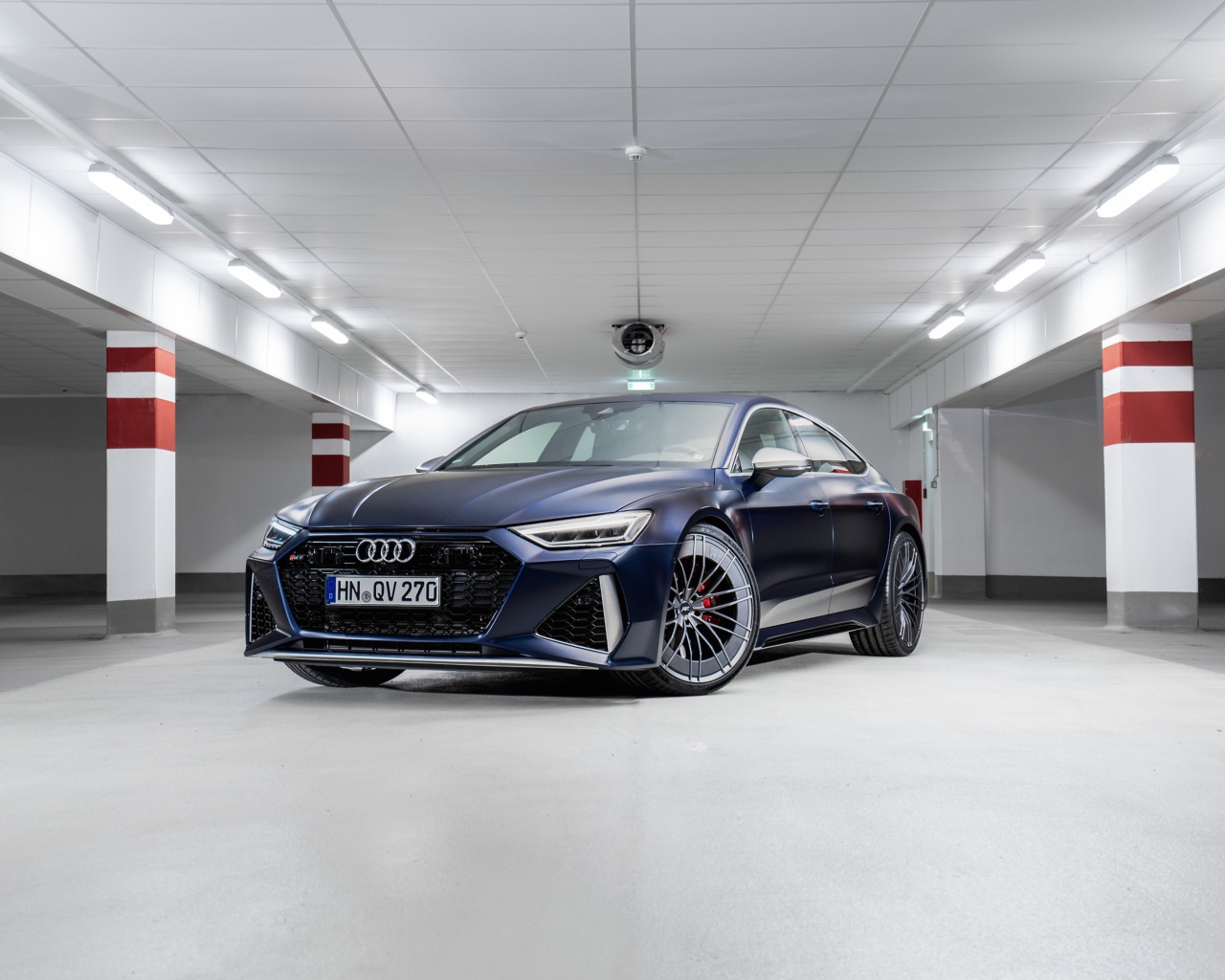 Автомобиль Audi RS 7 Sportback 2020 года на подземной парковке 