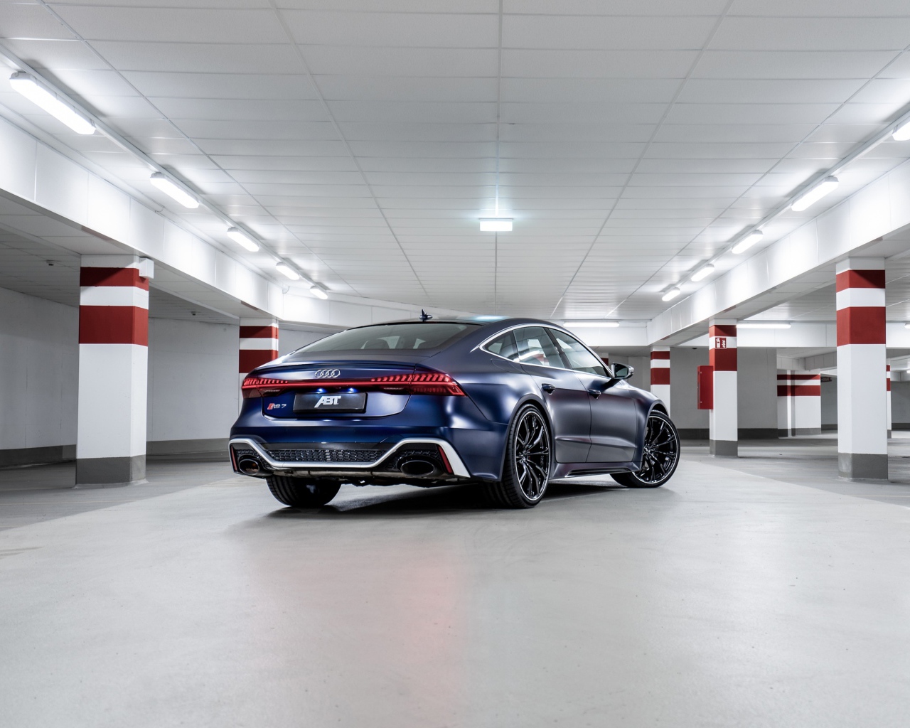 Автомобиль Audi RS 7 Sportback 2020 года на подземной парковке вид сзади