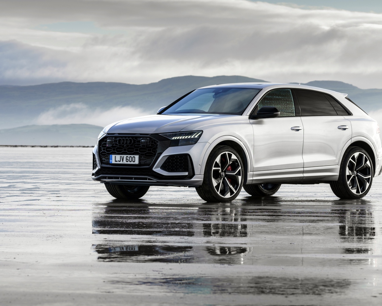 Внедорожник Audi RS Q8 2020 года на мокром асфальте 