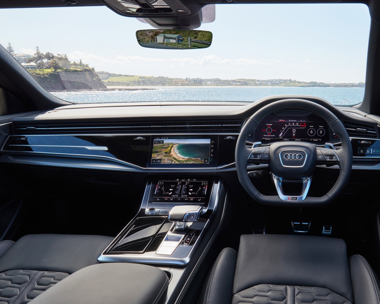 Черный кожаный салон автомобиля Audi RS Q8 2020 года 