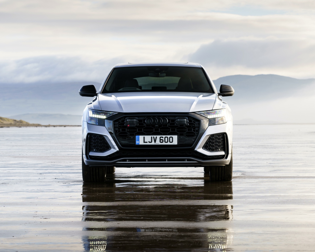 Автомобиль Audi RS Q8 2020 года вид спереди