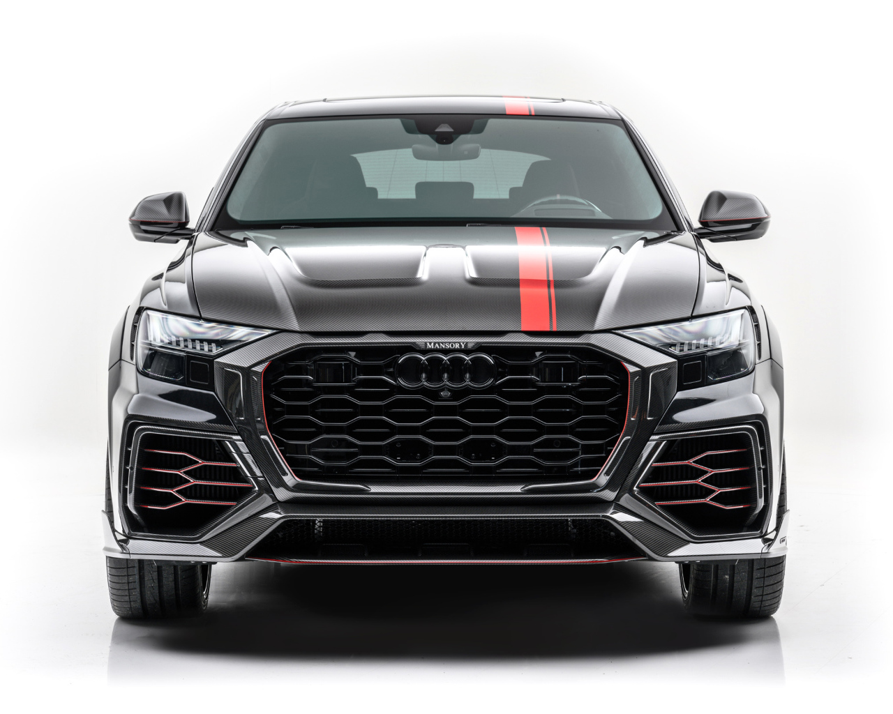 Автомобиль Audi RS Q8 2020 года вид спереди на белом фоне