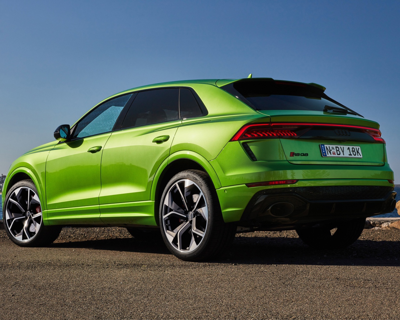 Автомобиль Audi RS Q8 2020 года вид сзади у воды