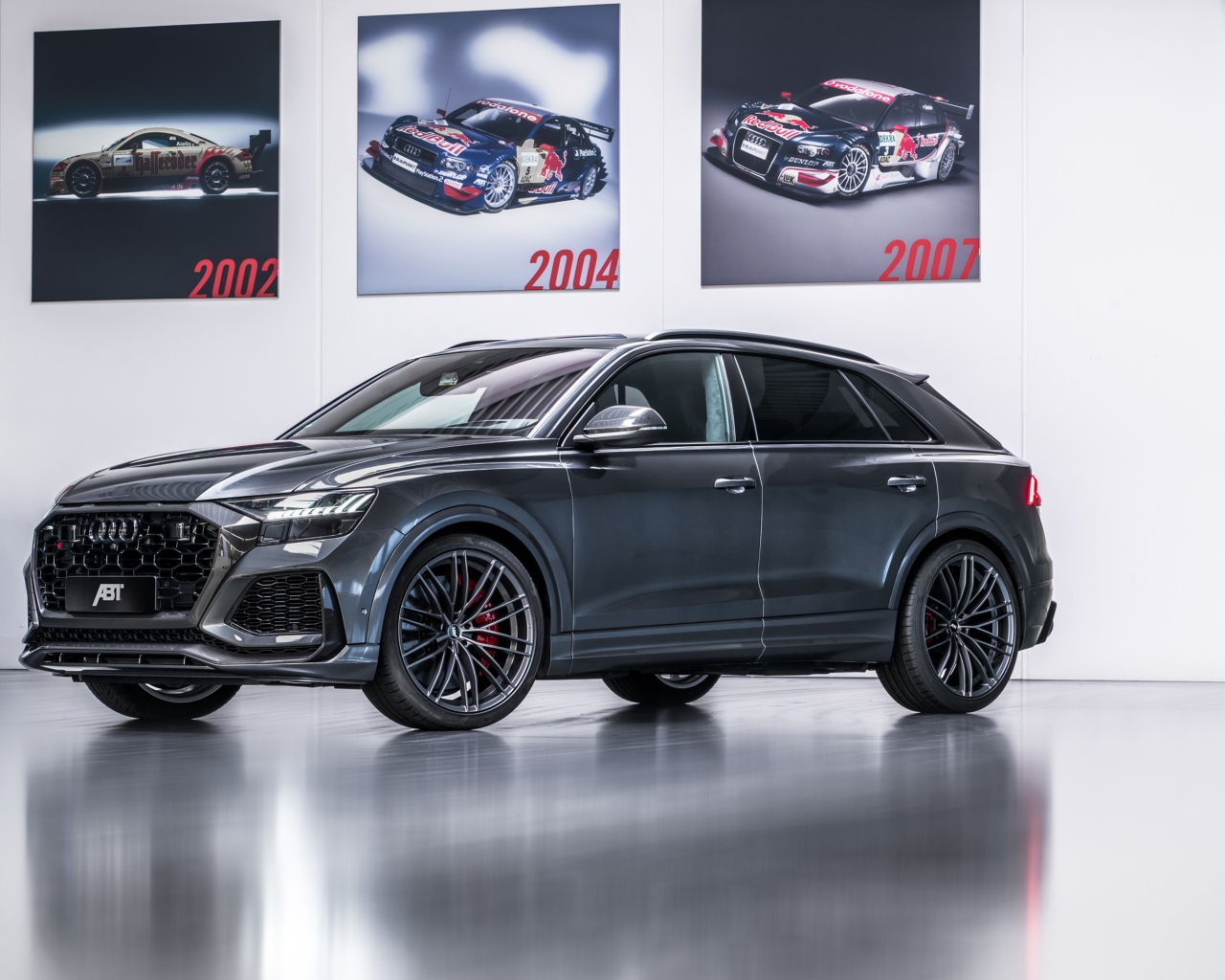 Серый автомобиль Audi RS Q8 2020 года на выставке 