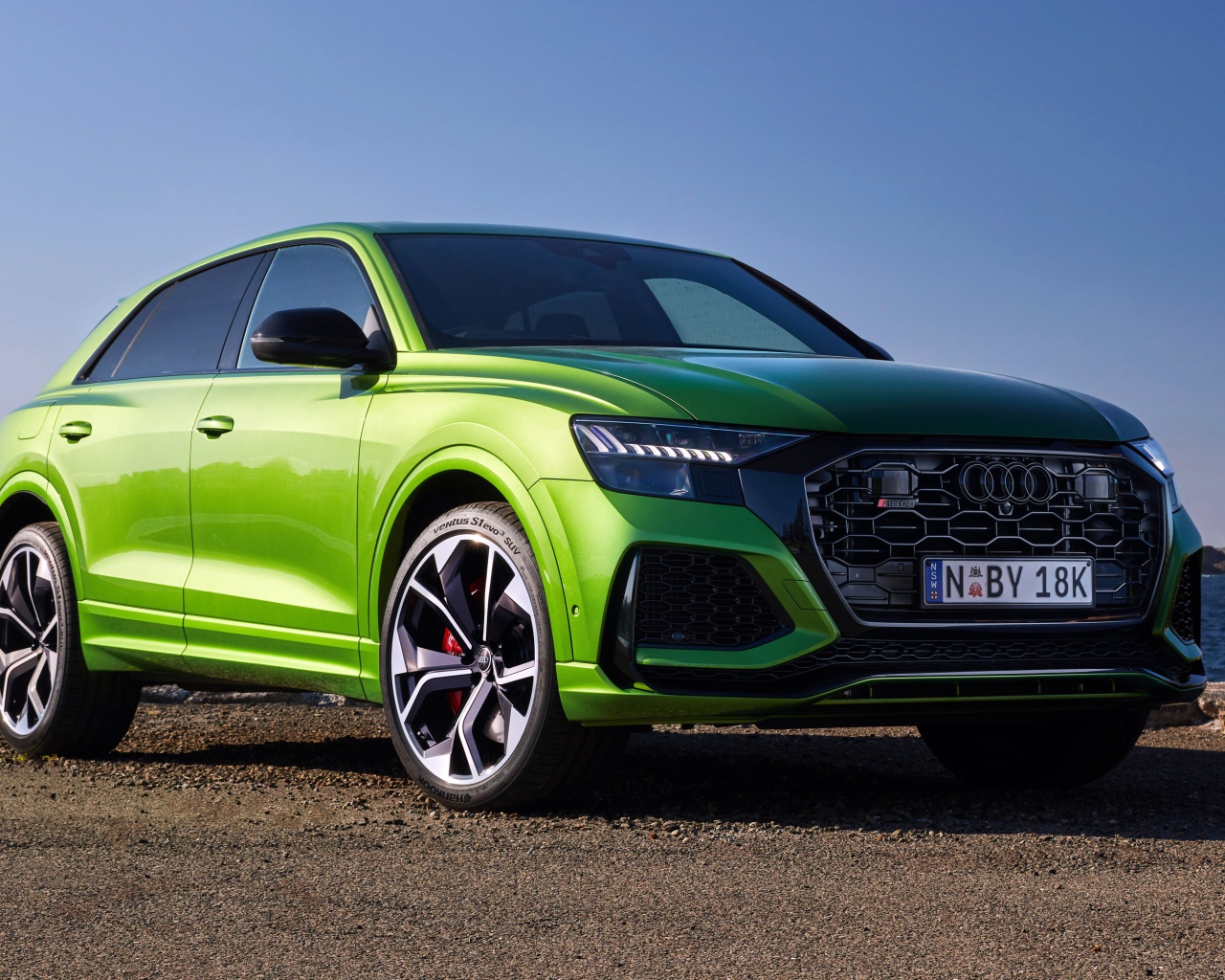 Зеленый автомобиль Audi RS Q8 2020 года вид спереди