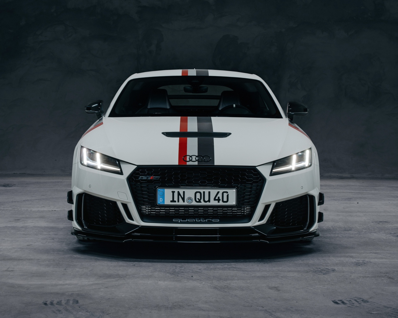 Автомобиль Audi TT RS Coupé 40 Jahre Quattro 2020 года вид спереди