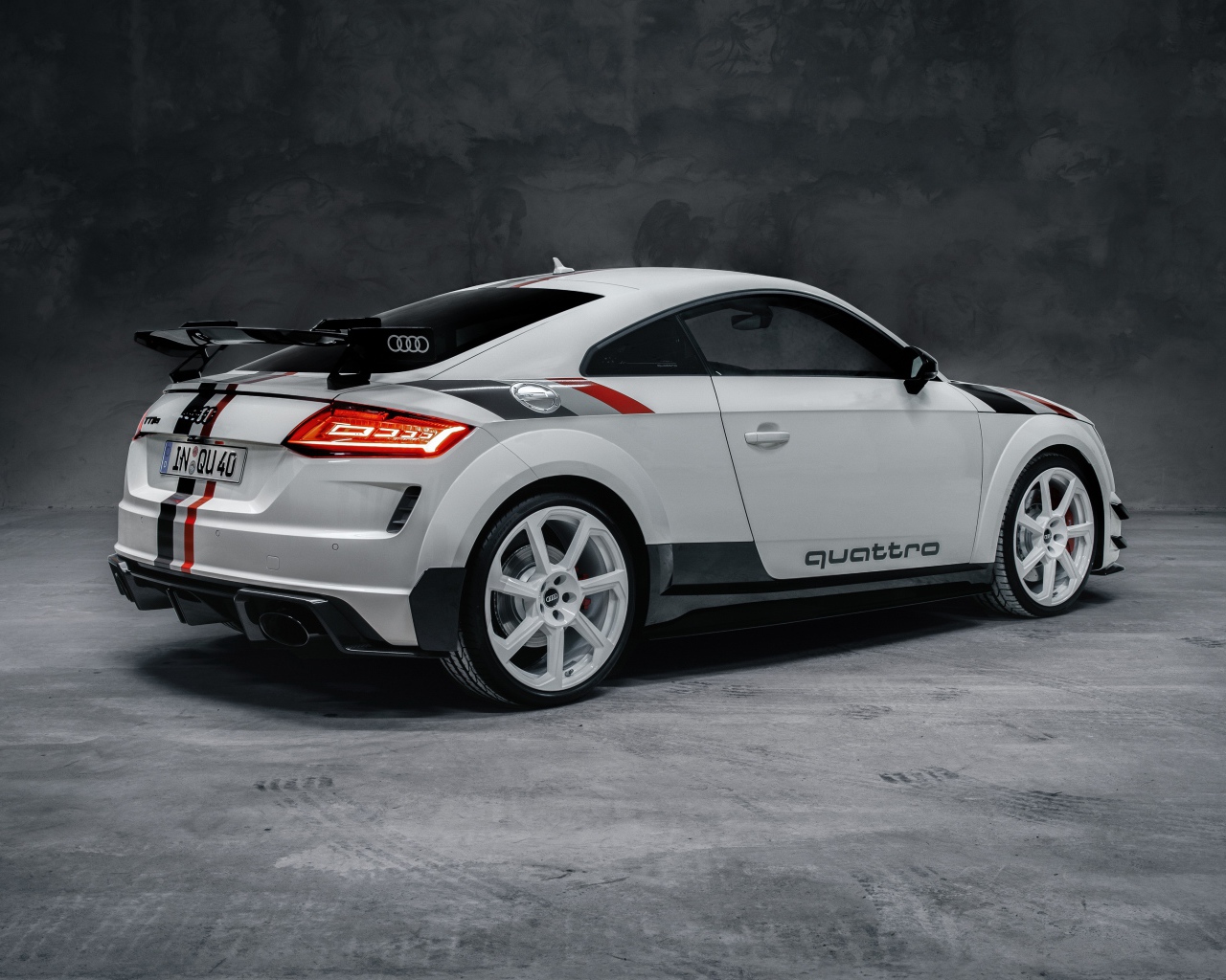 Спортивный автомобиль Audi TT RS Coupé 40 Jahre Quattro 2020 года на сером фоне