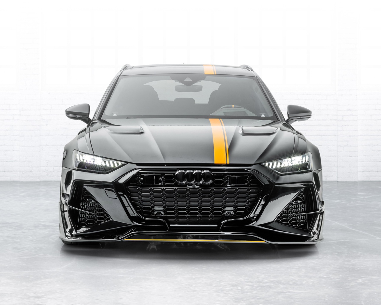 Автомобиль Mansory Audi RS 6 Avant 2020 года вид спереди 