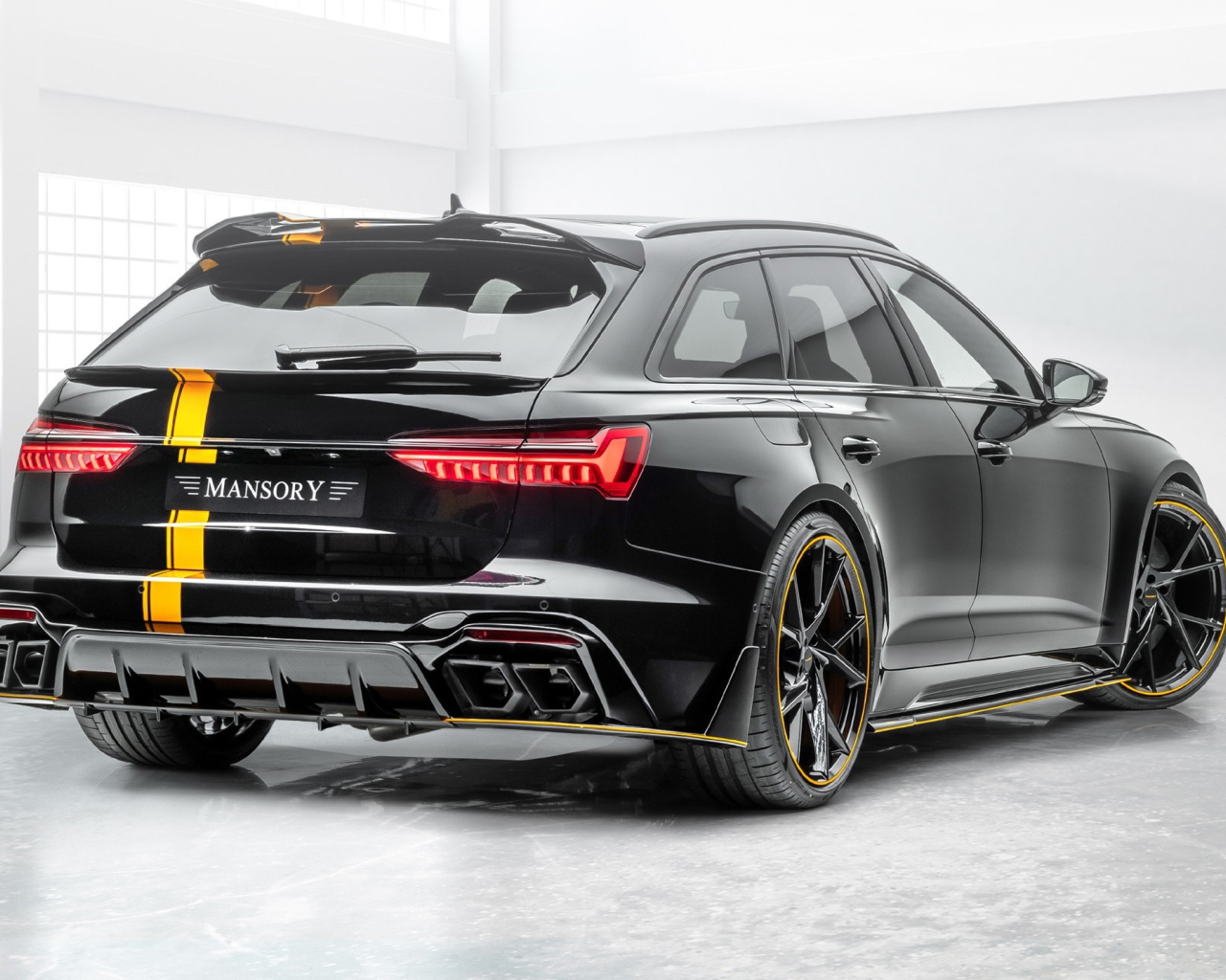 Автомобиль Mansory Audi RS 6 Avant 2020 года вид сзади