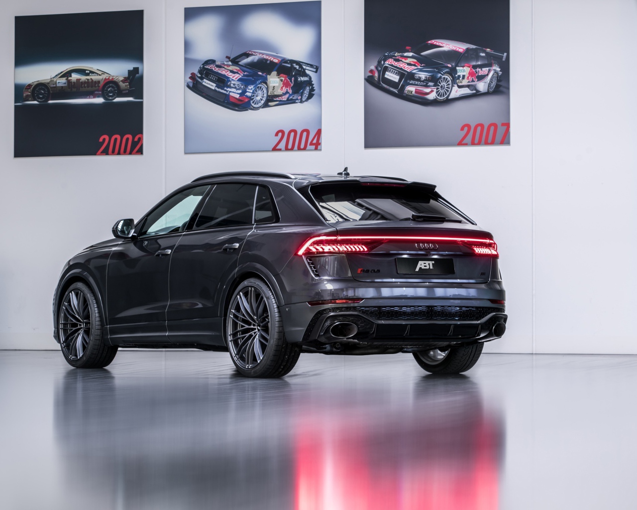 Черный Audi RS Q8 2020 года вид сзади