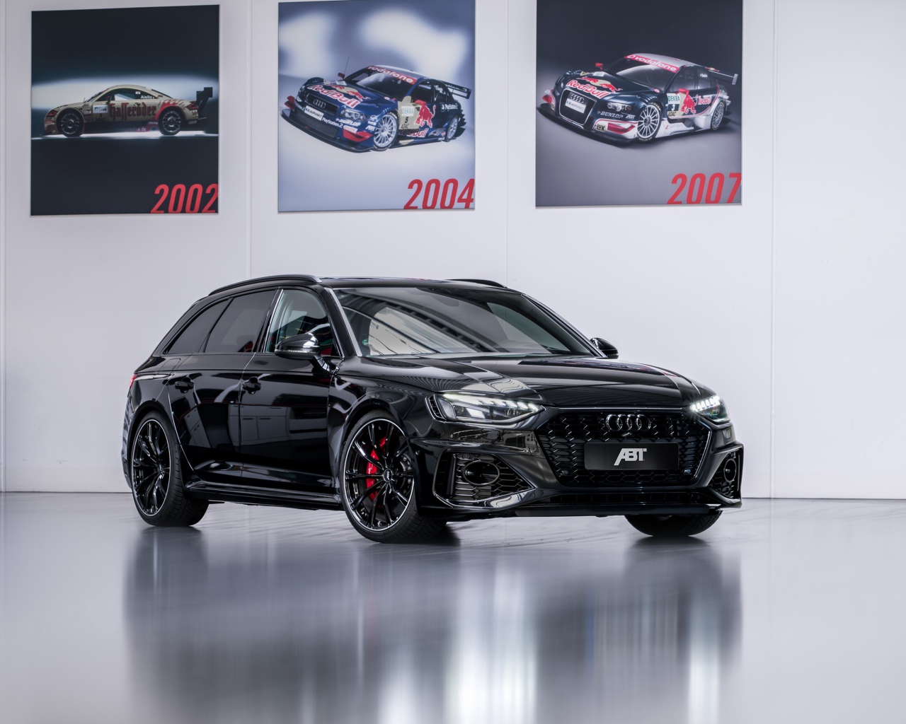Черный автомобиль Audi RS 4 Avant 2020 года 