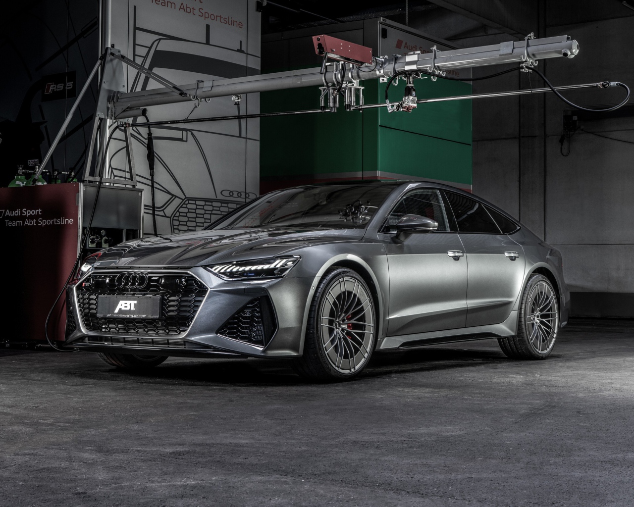 Серый автомобиль  Audi RS 7 Sportback 2020 года в гараже
