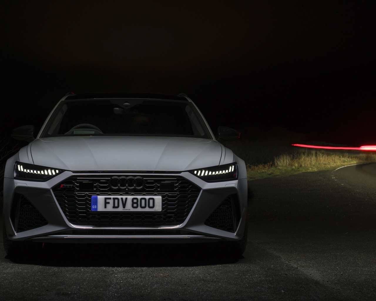 Серебристый автомобиль Audi RS 6 Avant 2020 года 