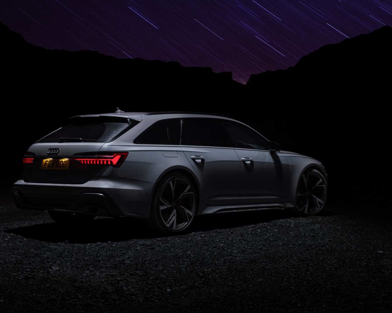 Серебристый автомобиль Audi RS 6 Avant 2020 года ночью 