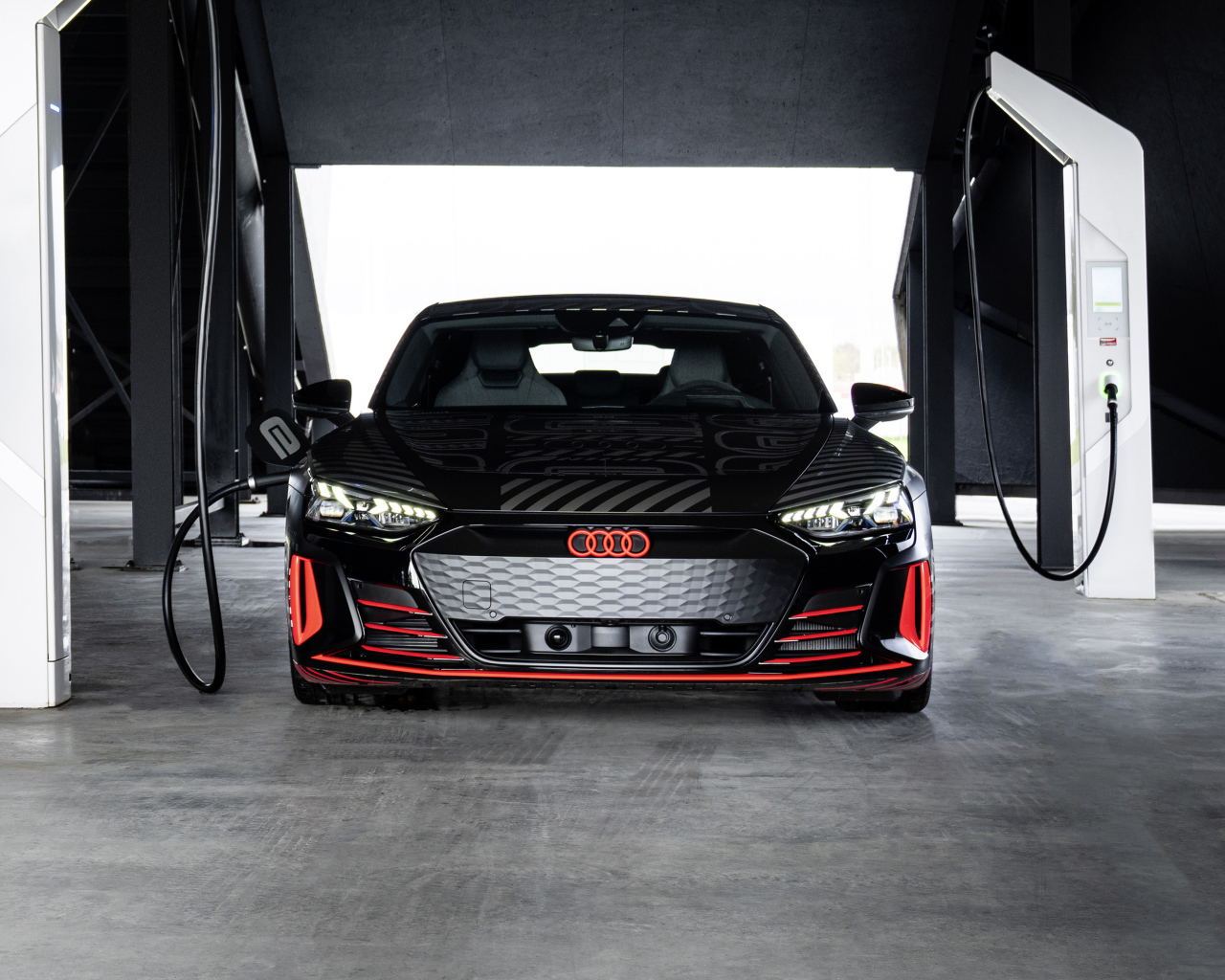 Автомобиль Audi RS E-Tron GT, 2021 года на заправке