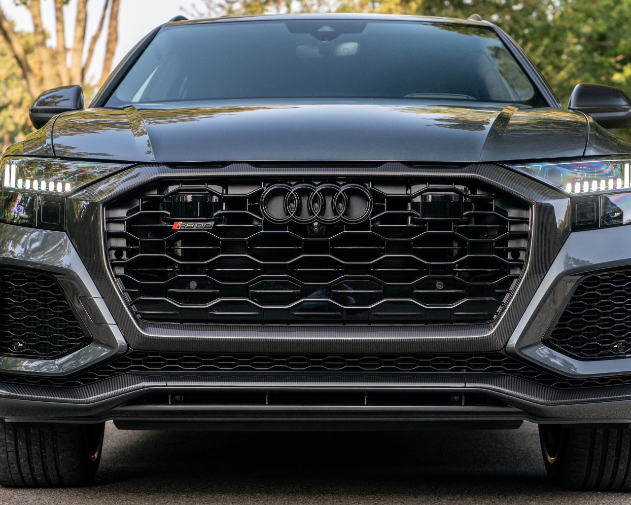Черный автомобиль  Audi RS Q8, 2021 года вид спереди