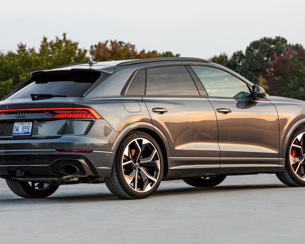 Автомобиль  Audi RS Q8, 2021 года вид сзади