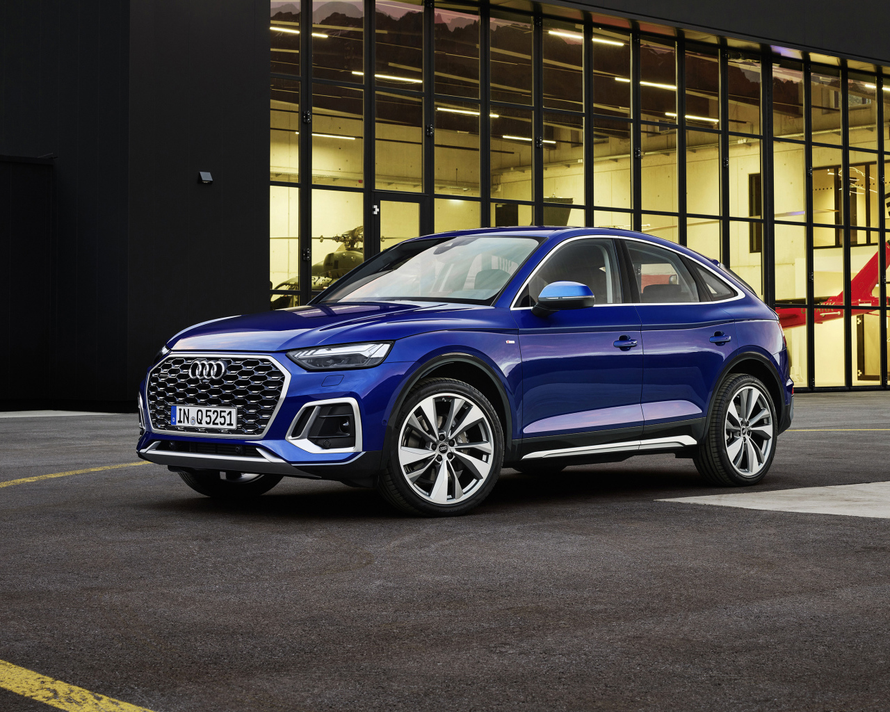 Автомобиль Audi TTS, 2021 года у здания с большими окнами