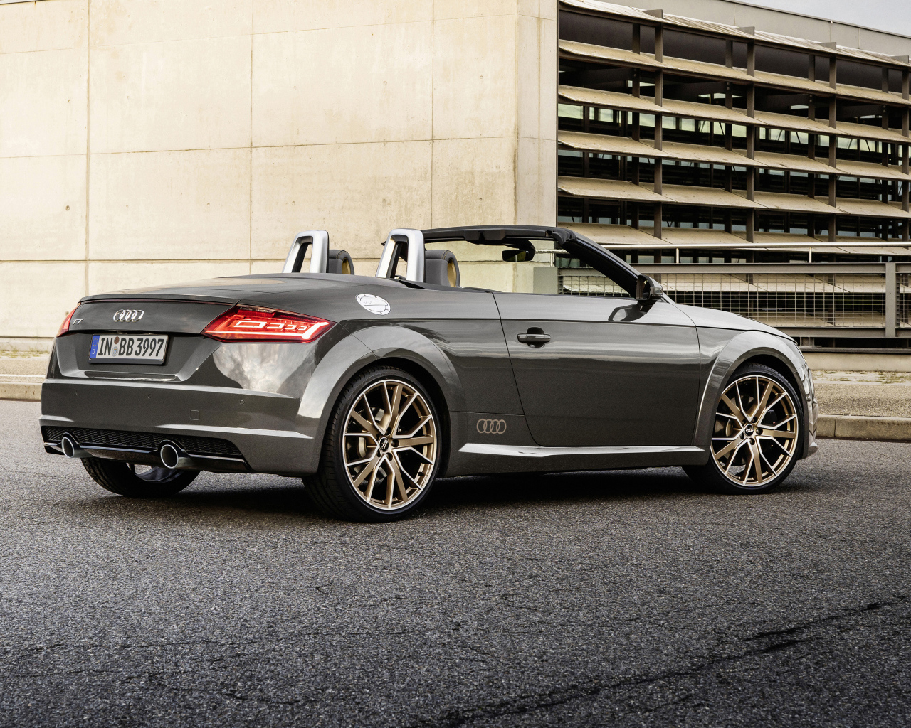 Автомобиль кабриолет Audi TT Roadster, 2021 года вид сзади