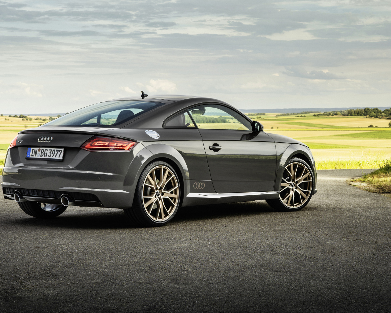 Автомобиль Audi TT, 2021 года на фоне полей