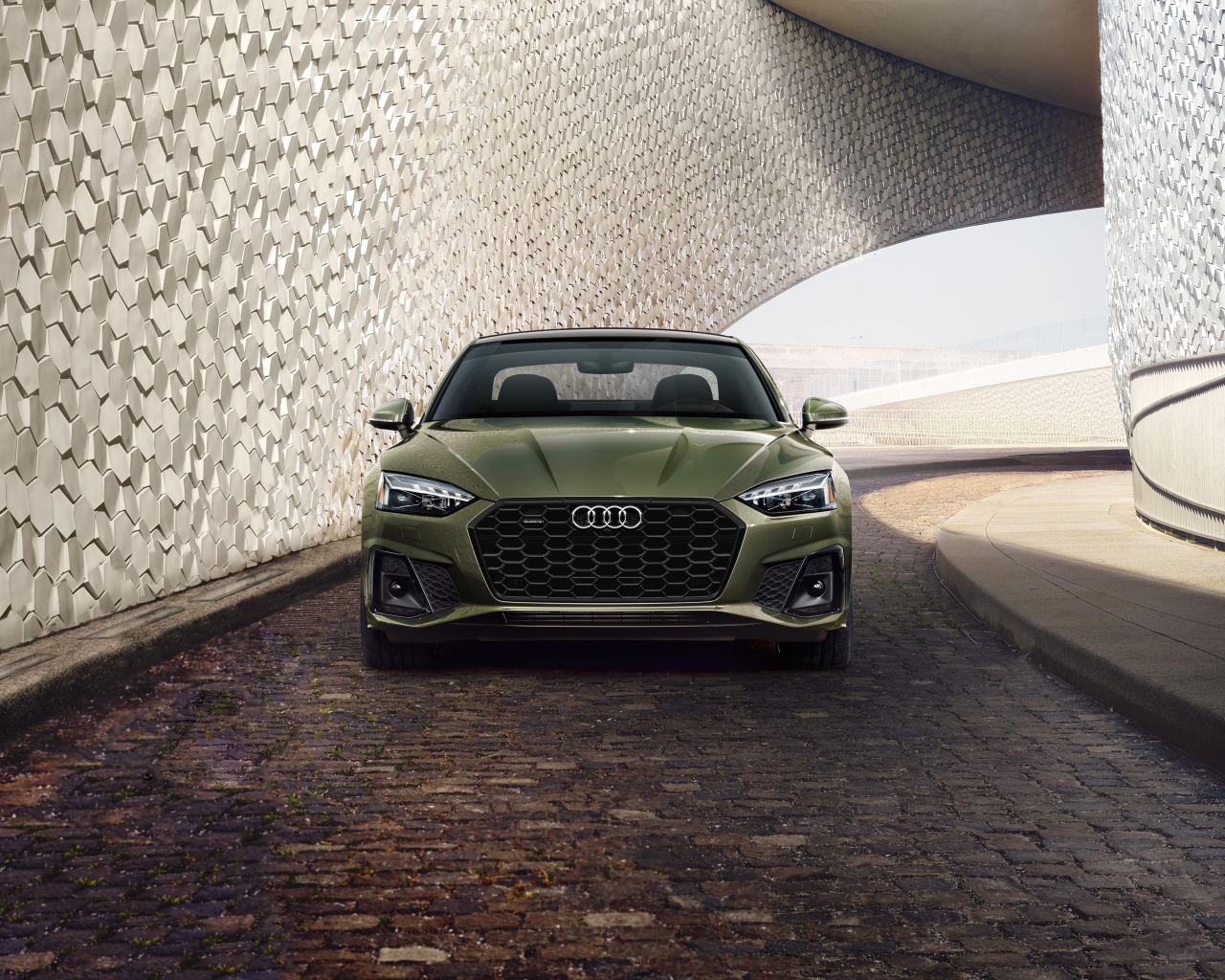 Автомобиль  Audi A5 Coupe 45 TFSI Quattro S Line, 2020 года в тоннеле 