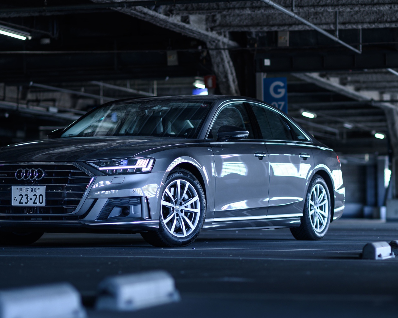 Автомобиль Audi A8 55 TFSI Quattro под мостом