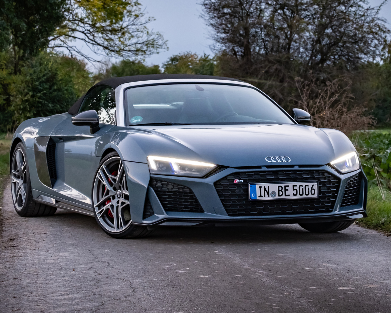 Автомобиль Audi R8 V10 вид спереди