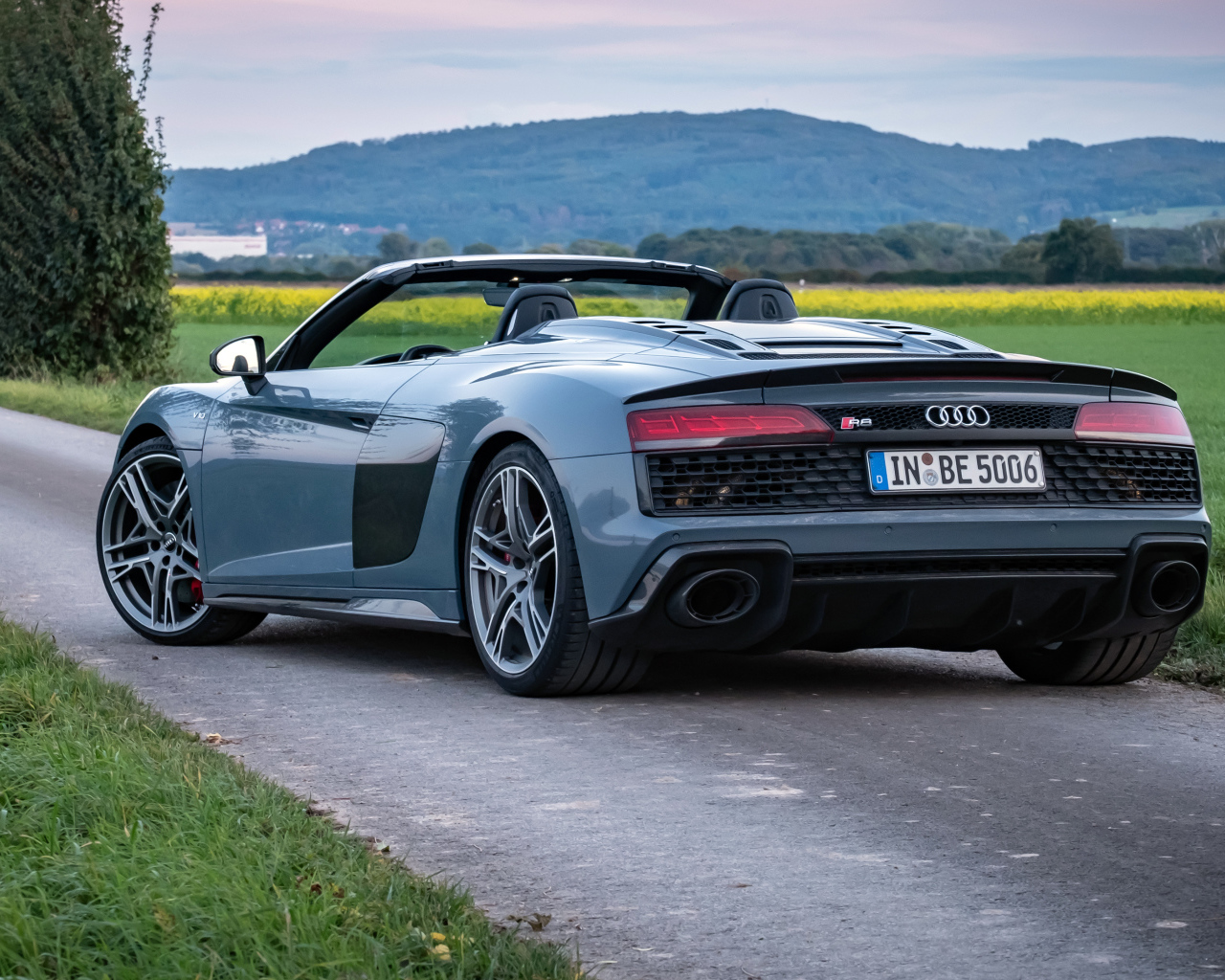 Кабриолет Audi R8 V10 вид сзади