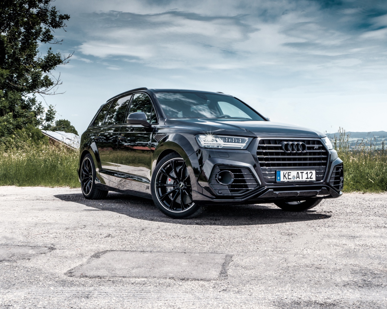 Черный автомобиль ABT Audi Q7 50 TDI на фоне неба