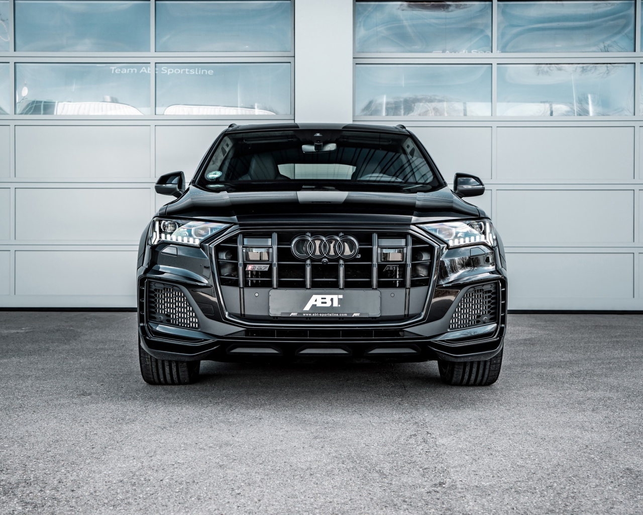 Черный автомобиль ABT Audi SQ7 TDI Widebody 2020 года вид спереди