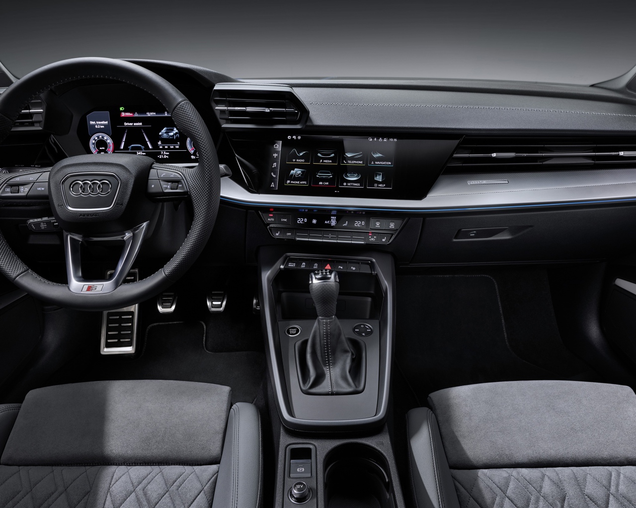 Черный кожаный салон автомобиля Audi A3 Sportback 35 TFSI 2020 года 