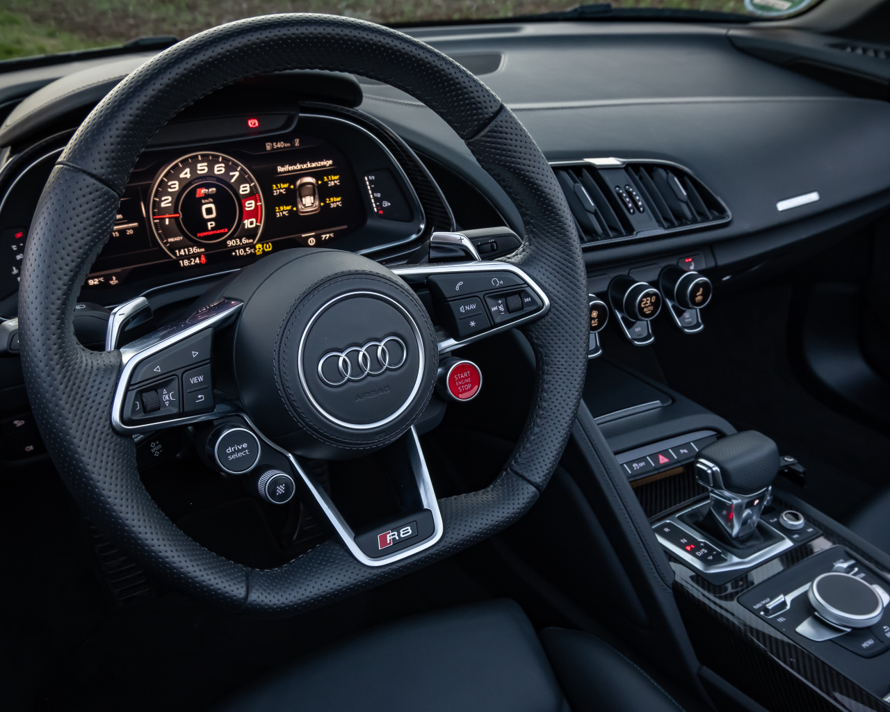 Черный кожаный руль в автомобиле Audi R8 V10