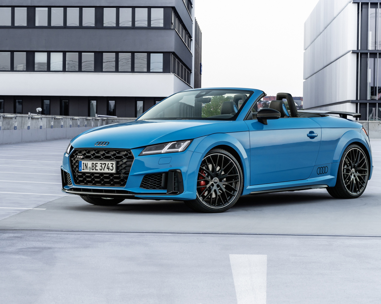 Голубой автомобиль кабриолет Audi TTS, 2021 года