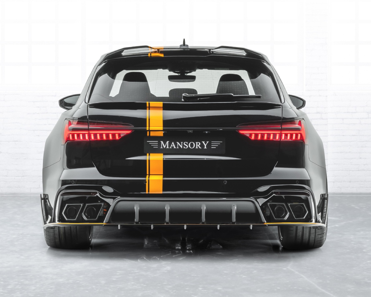 Автомобиль Mansory Audi RS 6 Avant 2020 года вид сзади на белом фоне