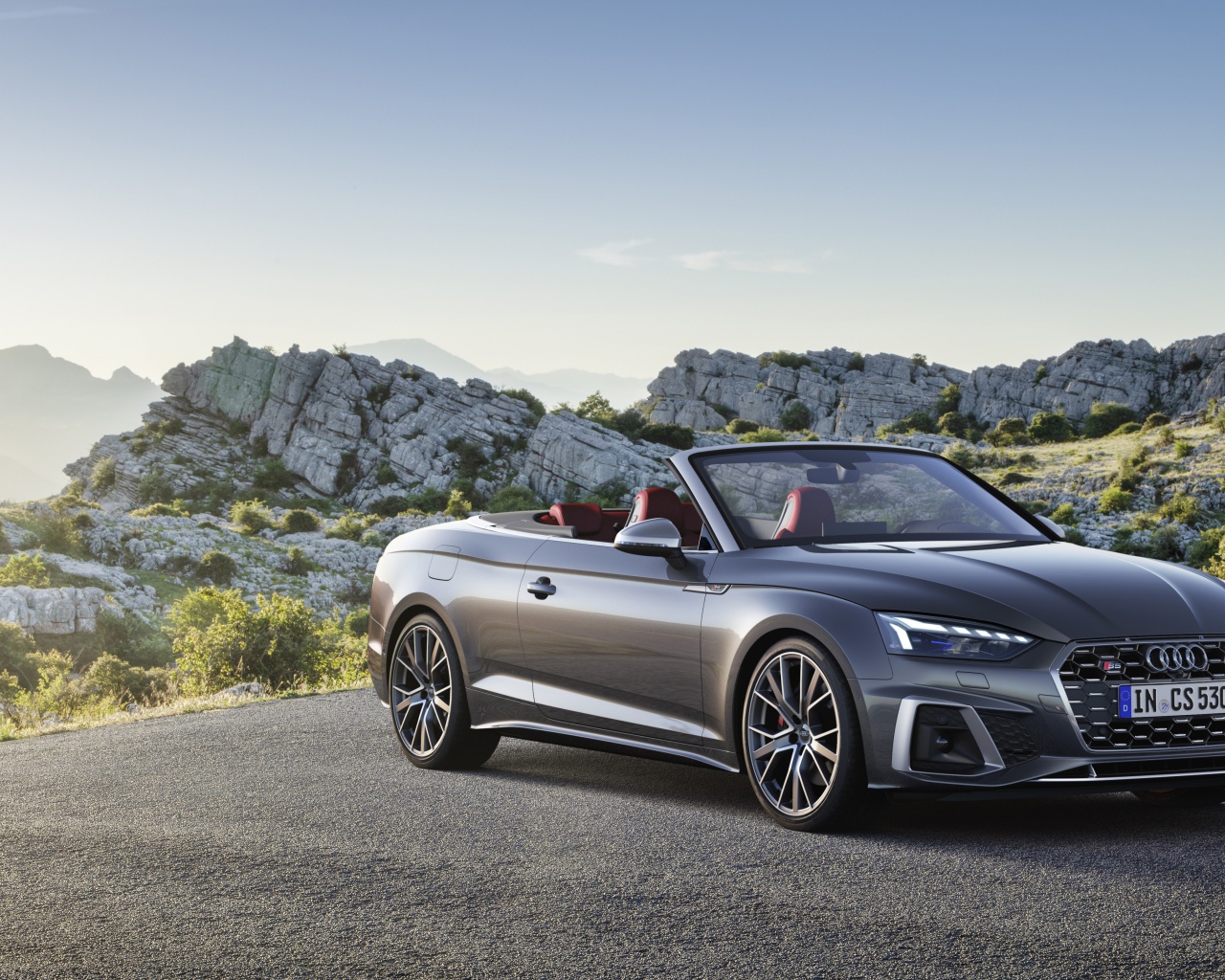 Кабриолет Audi S5,  2020 года в горах 