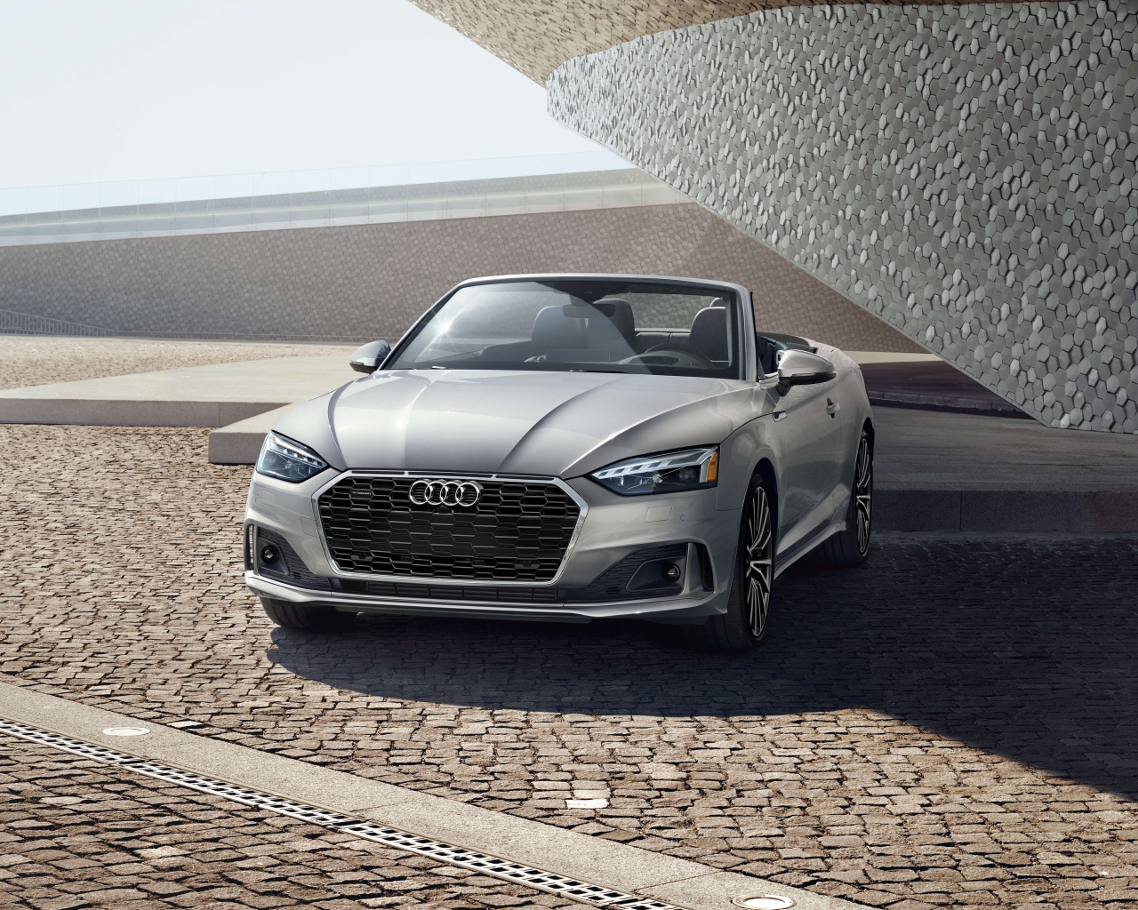 Серый автомобиль Audi A5 Cabriolet 45 TFSI, 2020 года 