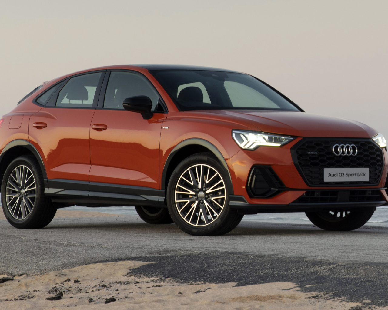 Красный автомобиль Audi Q3 Sportback 40 TFSI Quattro S Line 2020 года у моря