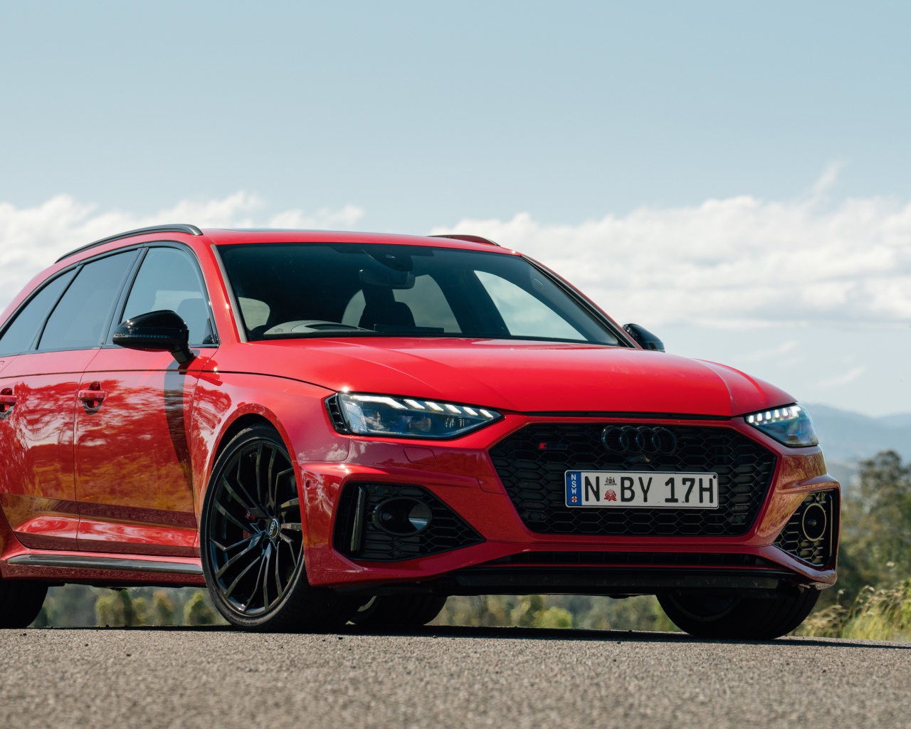 Красный автомобиль Audi RS 4 Avant 2020 года на фоне неба