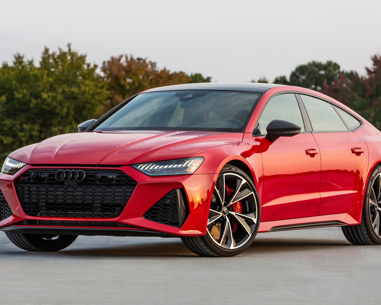 Красный автомобиль  Audi RS 7 Sportback, 2021 года 
