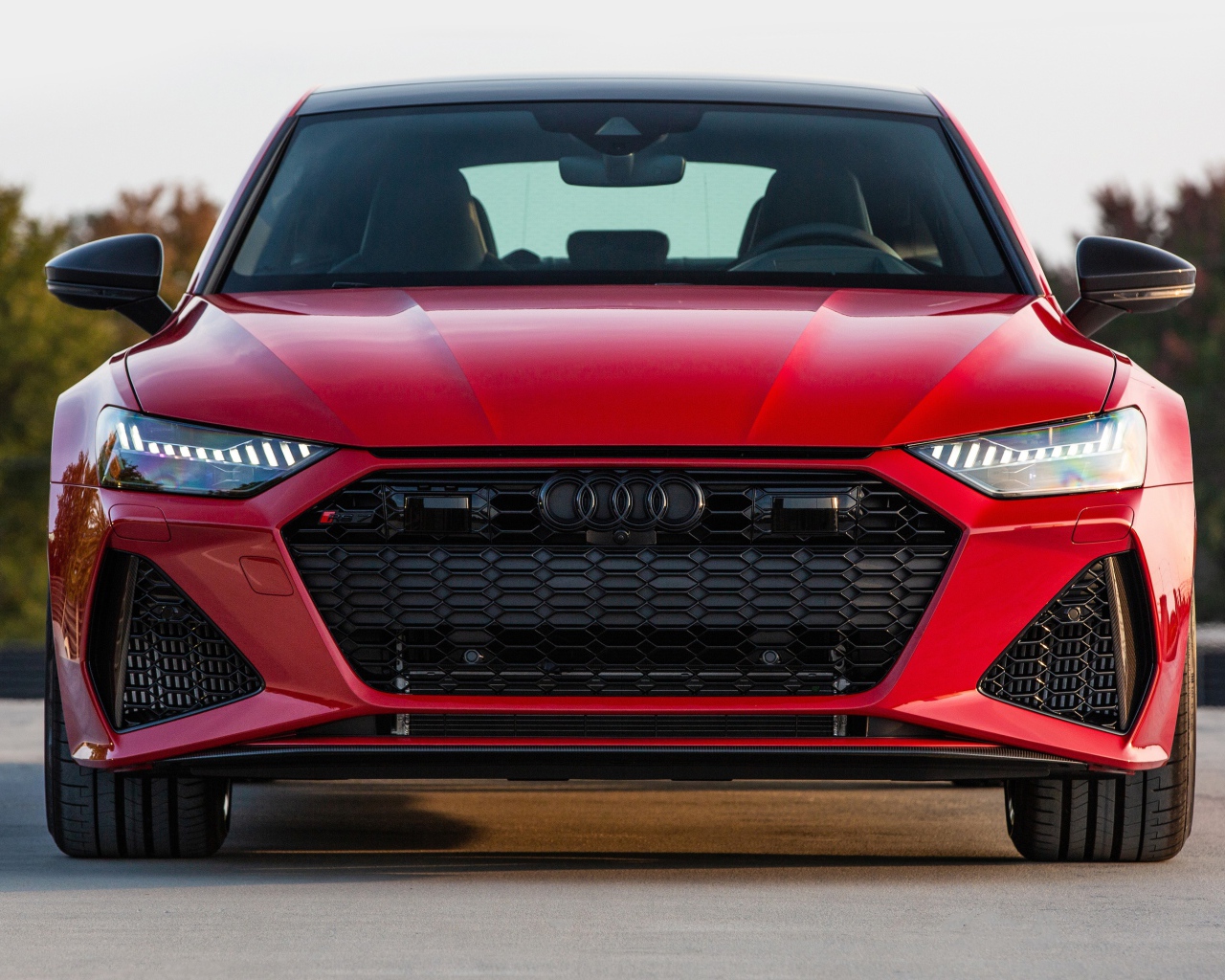 Красный автомобиль  Audi RS 7 Sportback, 2021 года вид спереди