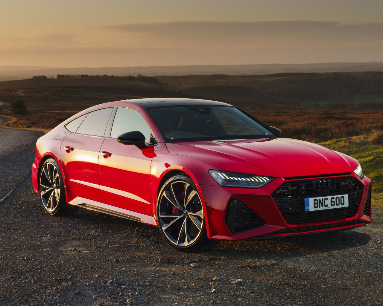 Красный автомобиль Audi RS 7 Sportback 2020 на трассе 
